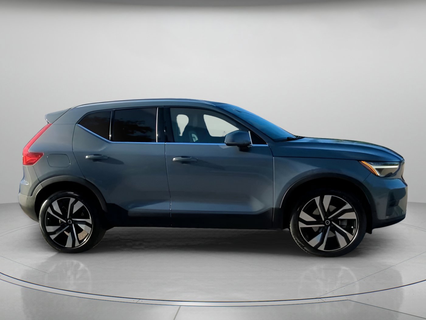 Used 2023 Volvo XC40 B5 Plus w/ Protection Package Premier image 30