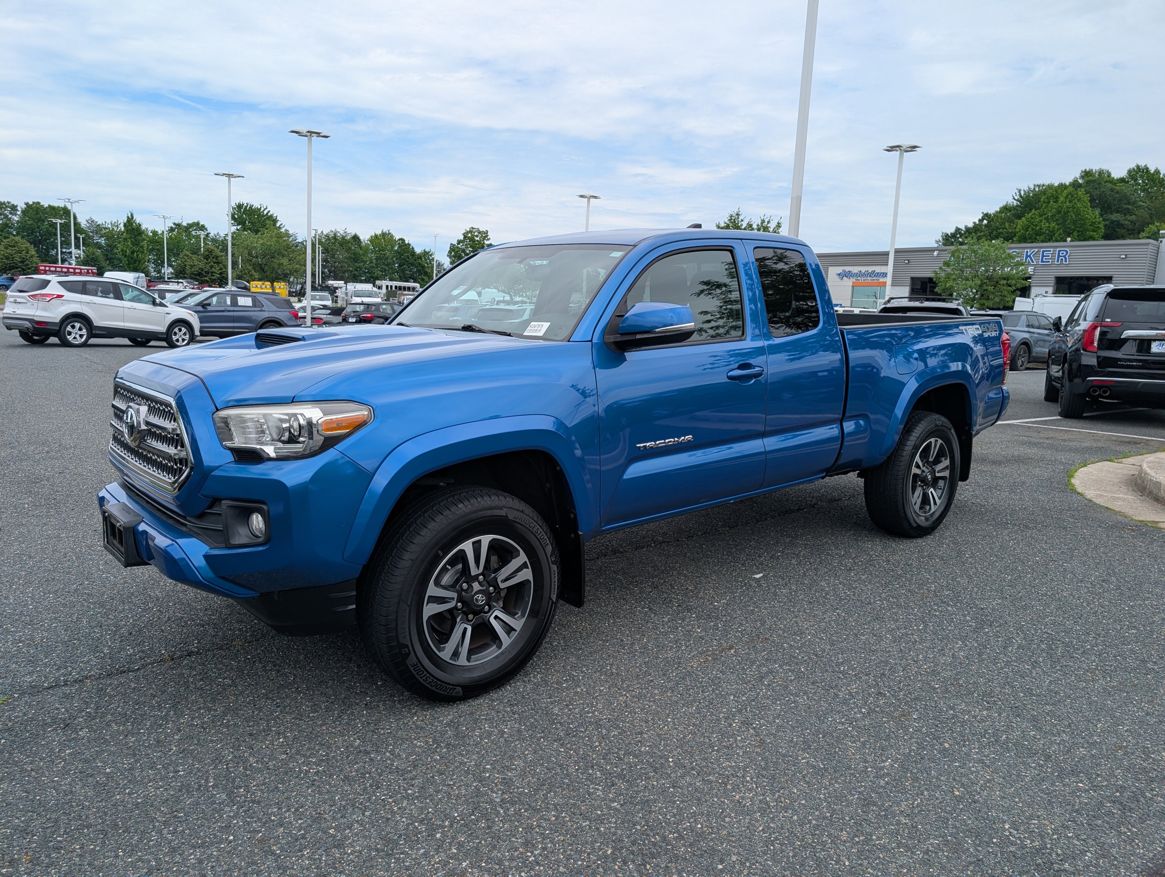Used 2017 Toyota Tacoma TRD Sport AWD/4WD image 7
