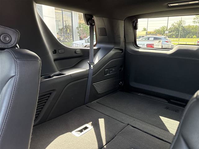 Used 2024 Chevrolet Tahoe Z71 w/ Luxury Package AWD/4WD image 7