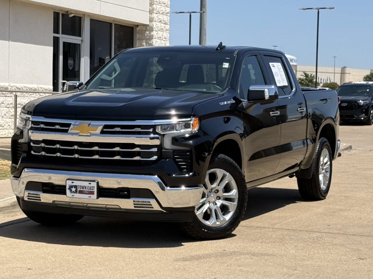 Used 2025 Chevrolet Silverado 1500 LTZ w/ LTZ Convenience Package II RWD image 2
