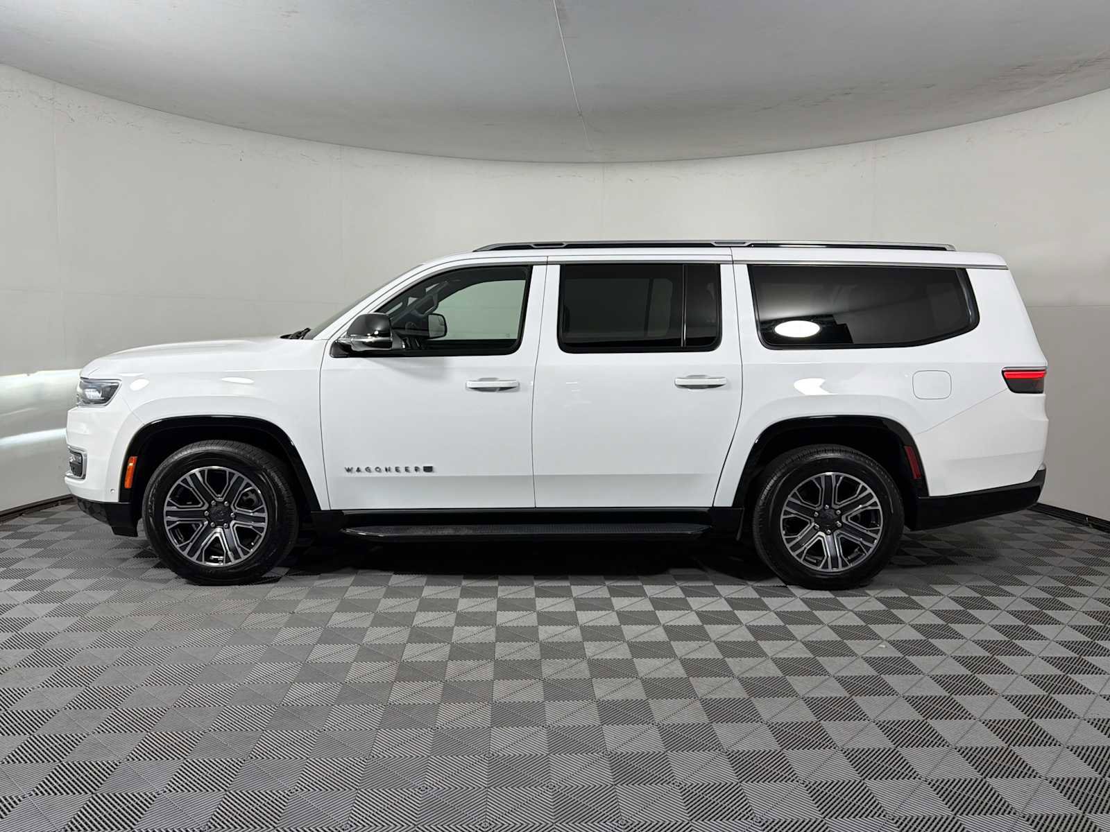 Used 2023 Jeep Wagoneer L Series II AWD/4WD image 4