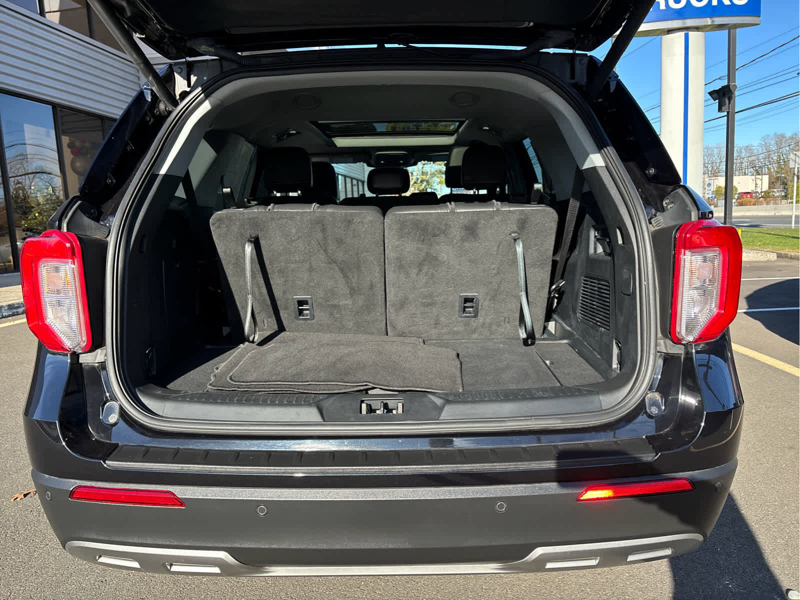 Certified 2022 Ford Explorer XLT w/ Equipment Group 202A image 40