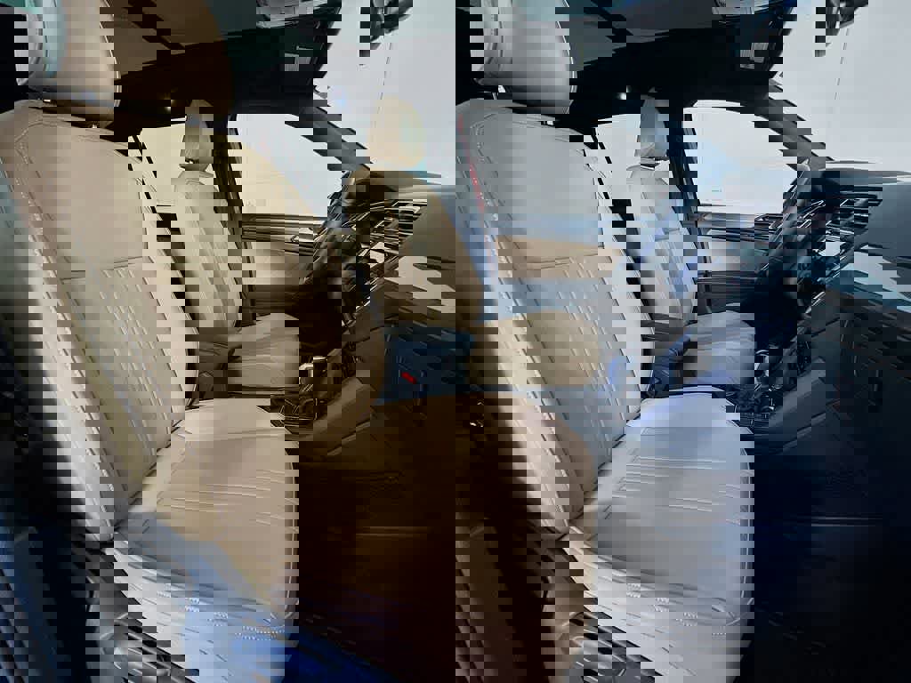 Used 2024 Volkswagen Tiguan SE R-Line image 18