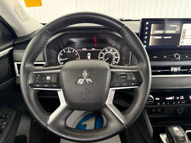 Used 2025 Mitsubishi Outlander SE FWD image 13
