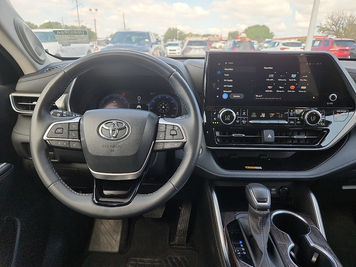 Used 2024 Toyota Highlander Platinum FWD image 6