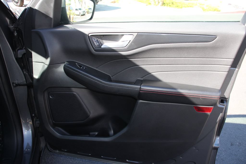Certified 2025 Ford Escape ST-Line Select AWD/4WD image 27