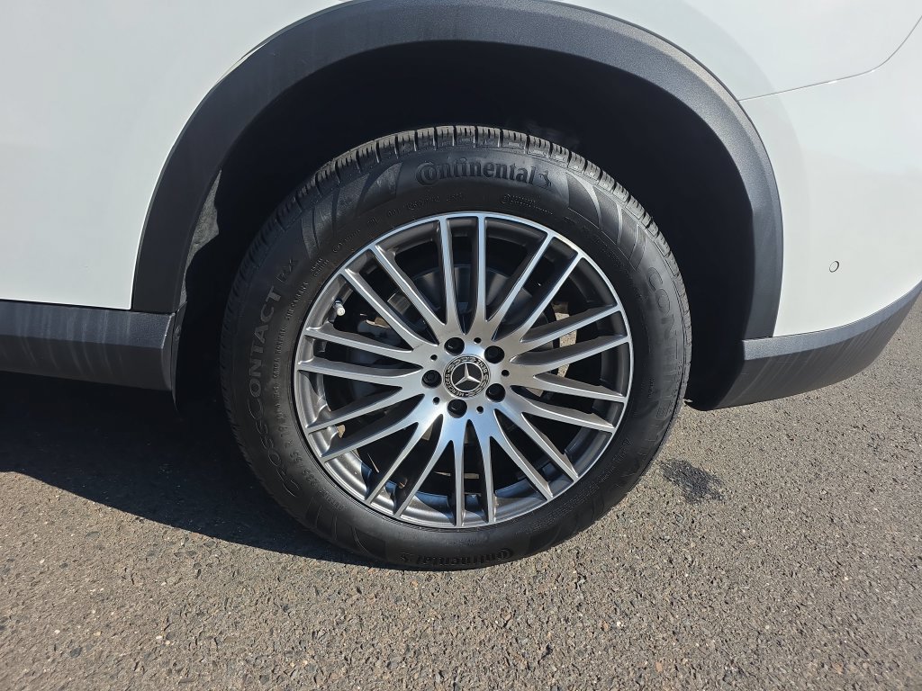 Used 2025 Mercedes-Benz GLC 300 4MATIC image 12