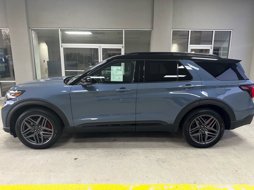 Certified 2025 Ford Explorer ST-Line w/ Premium Package image 4