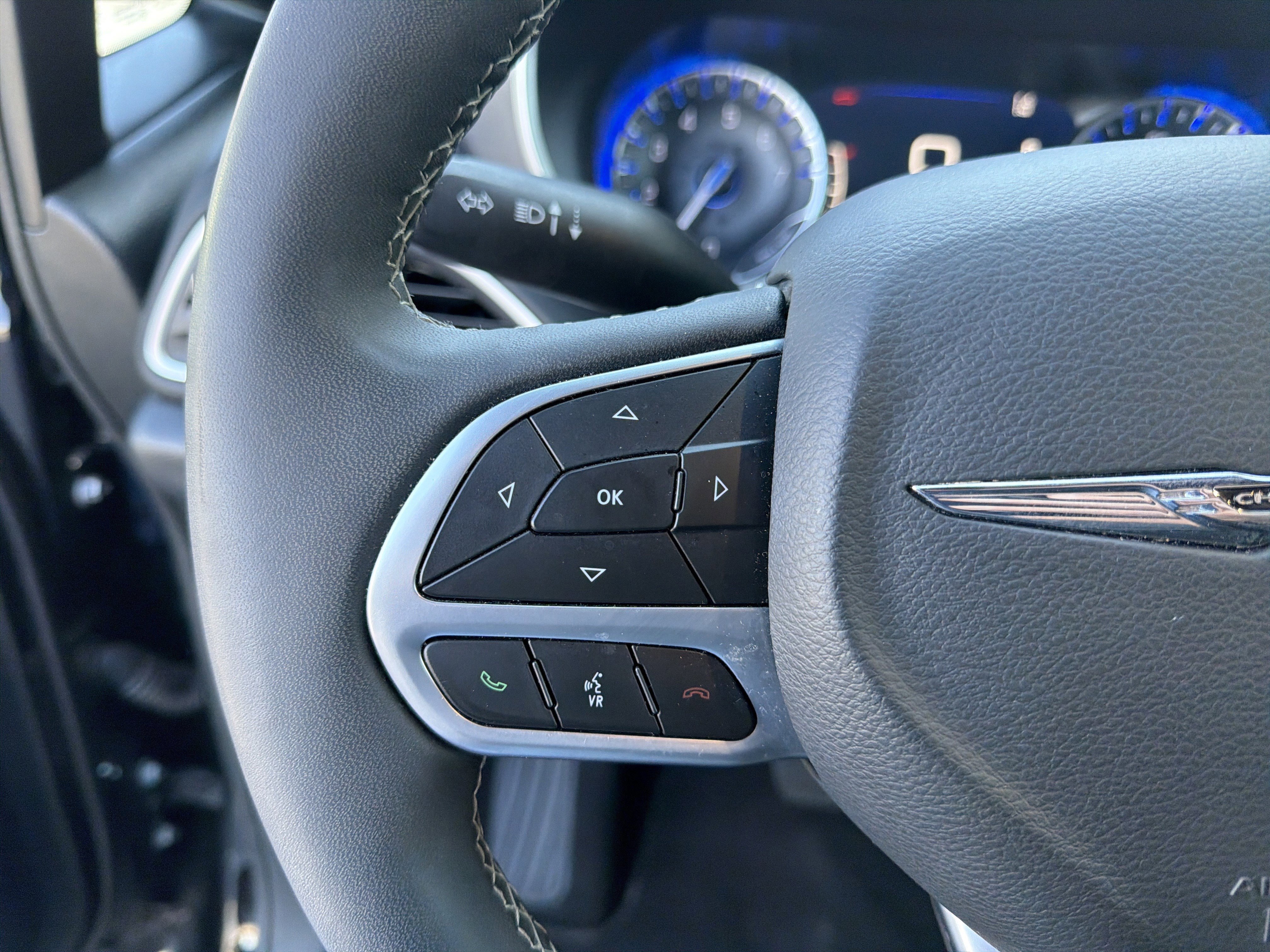 Used 2025 Chrysler Pacifica Select image 34