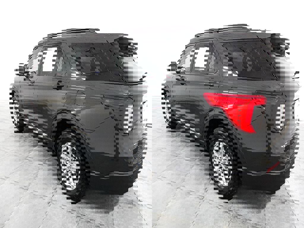 Certified 2023 Ford Explorer XLT w/ Equipment Group 202A image 3