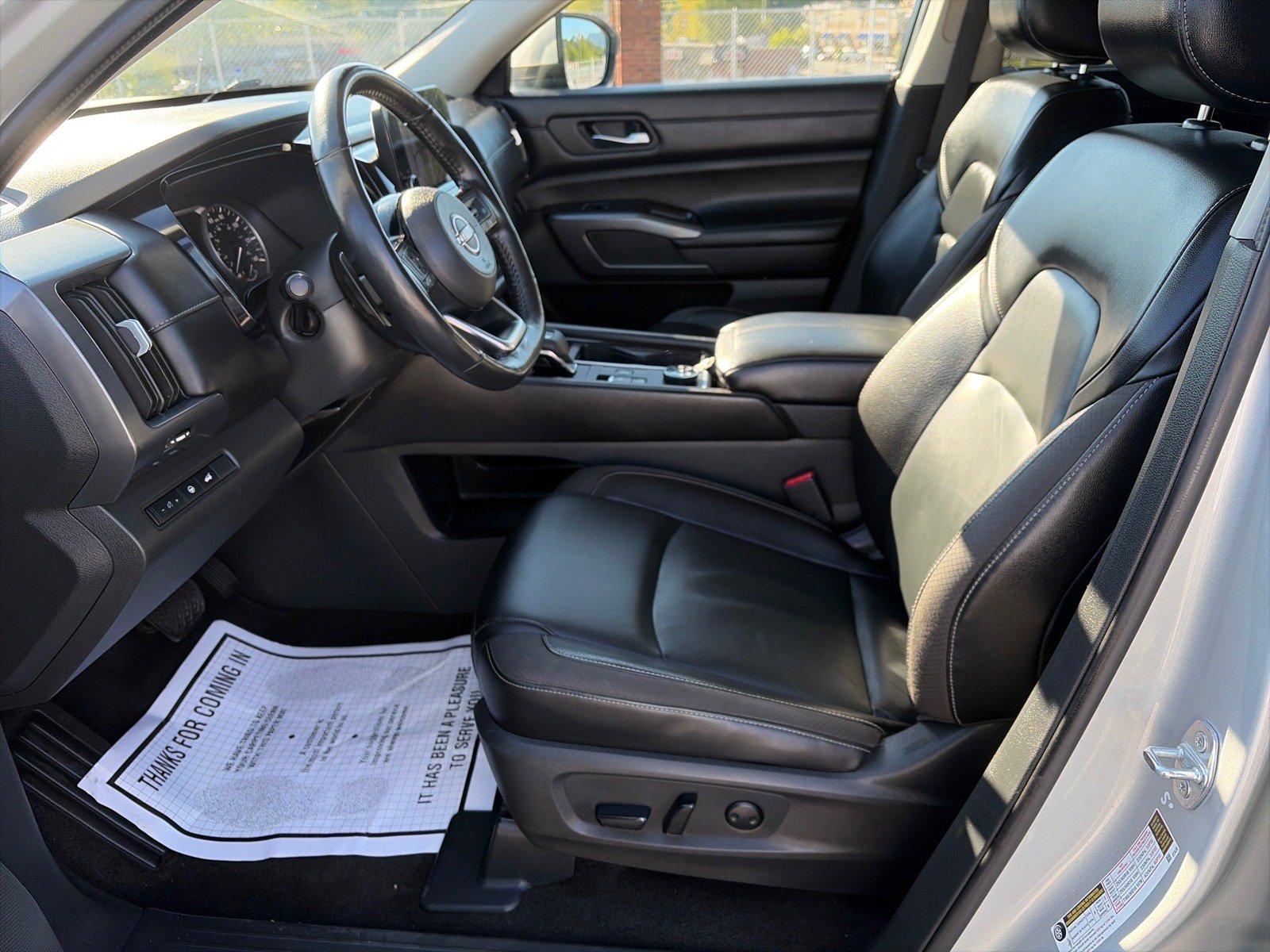 Used 2023 Nissan Pathfinder SL AWD/4WD image 16