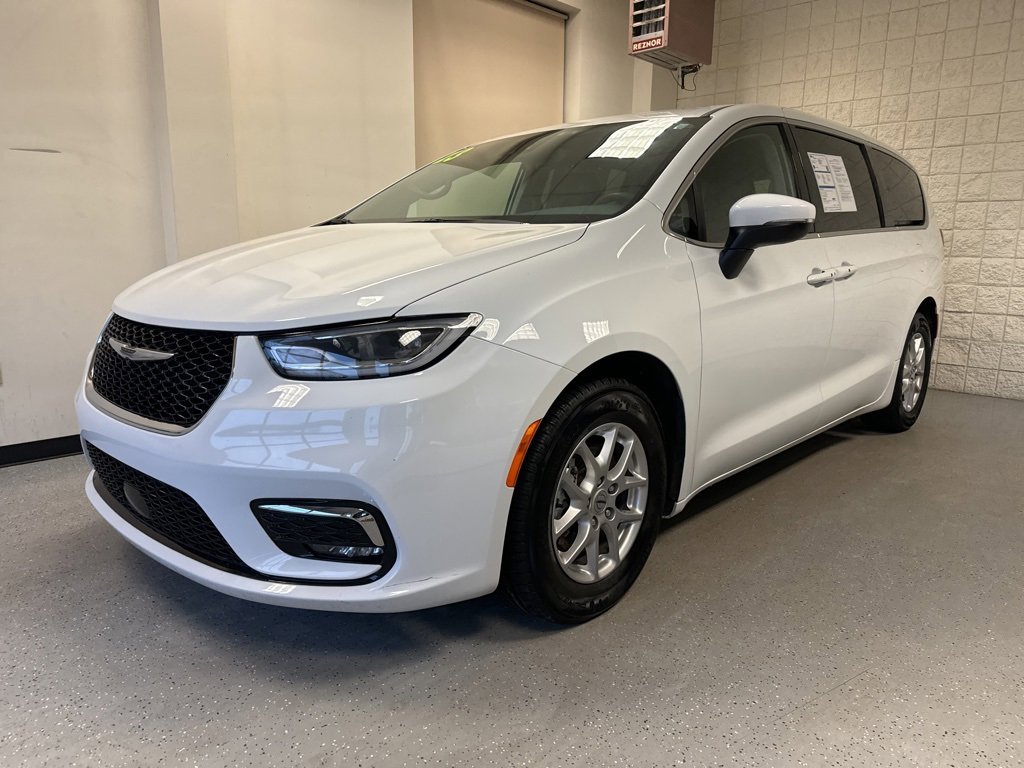 Used 2023 Chrysler Pacifica Touring-L image 41