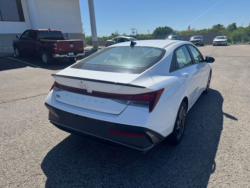 Used 2025 Hyundai Elantra Sport FWD image 4