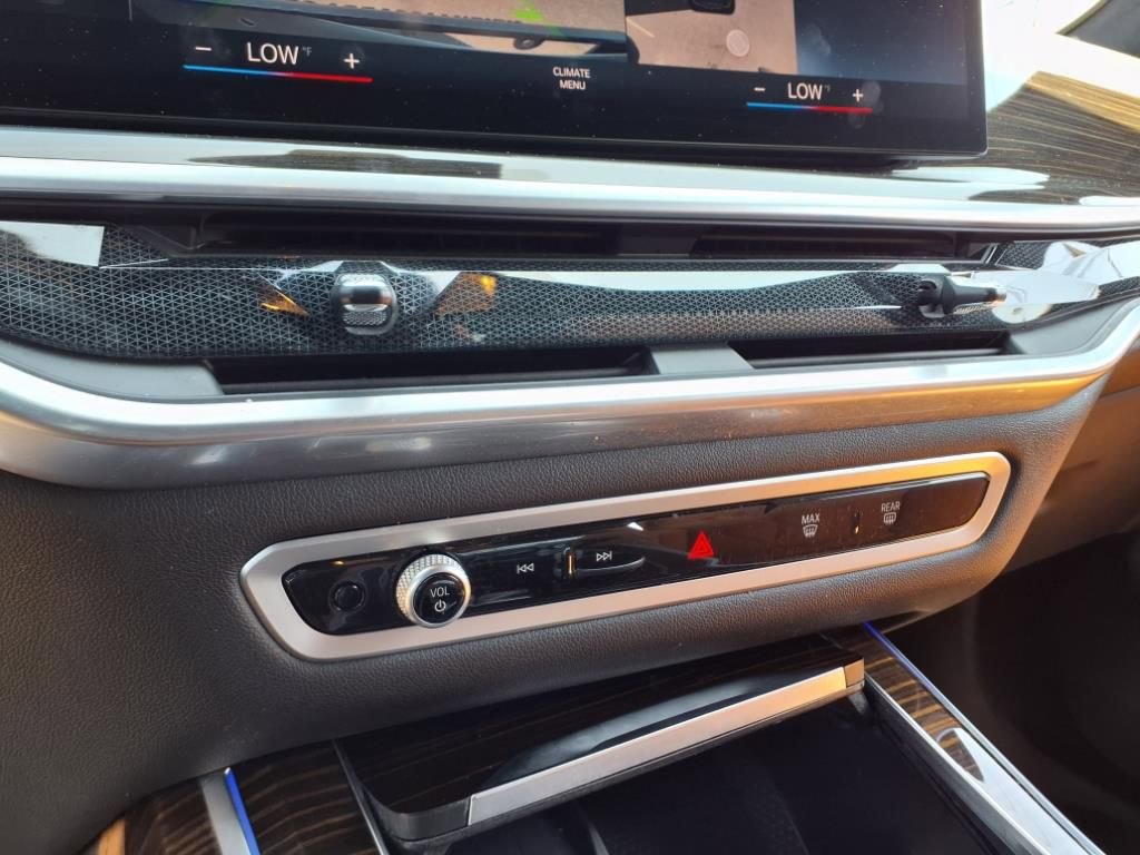 Used 2023 BMW X7 xDrive40i w/ M Sport Package image 18