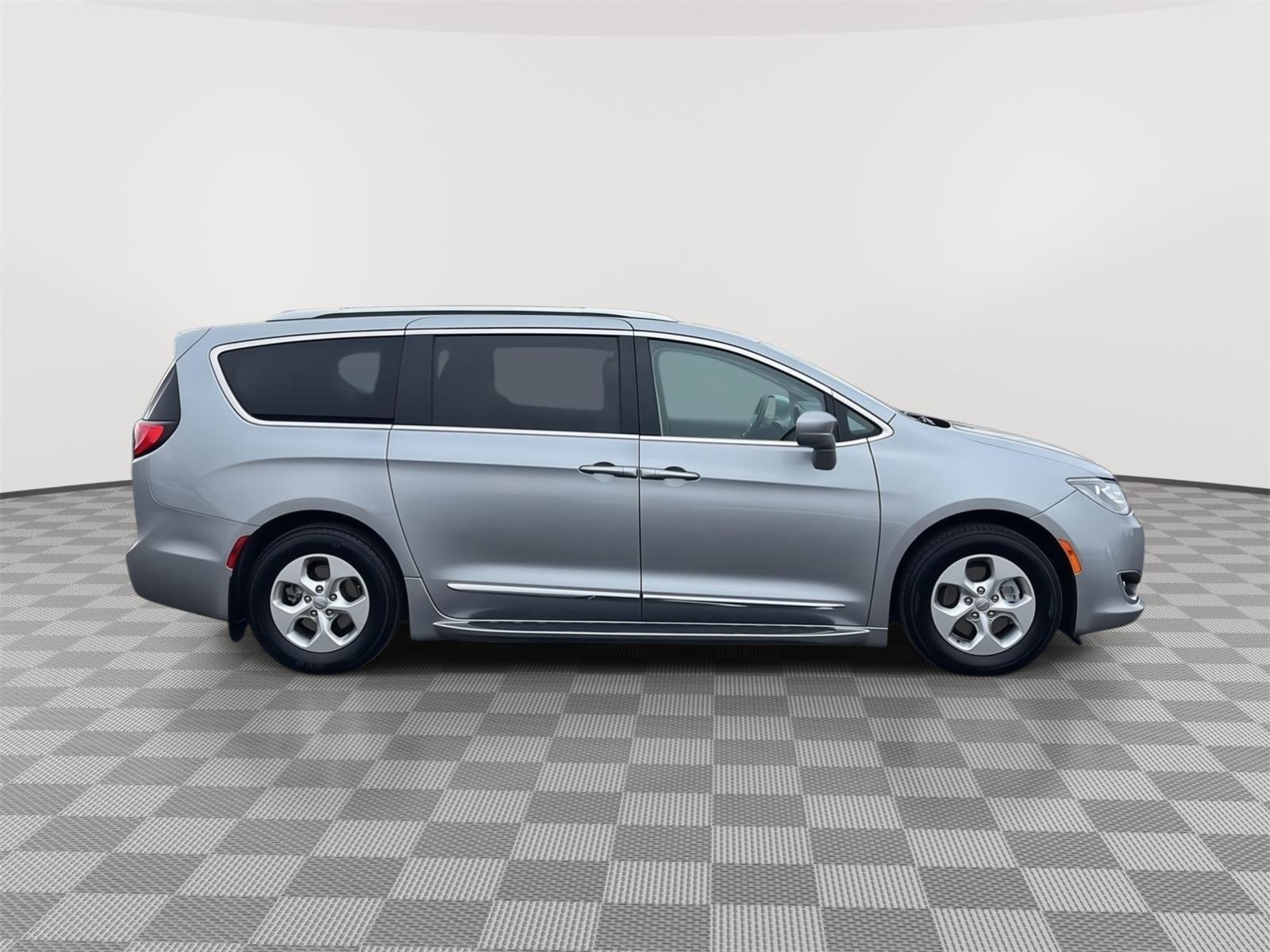 Used 2018 Chrysler Pacifica Touring-L image 6