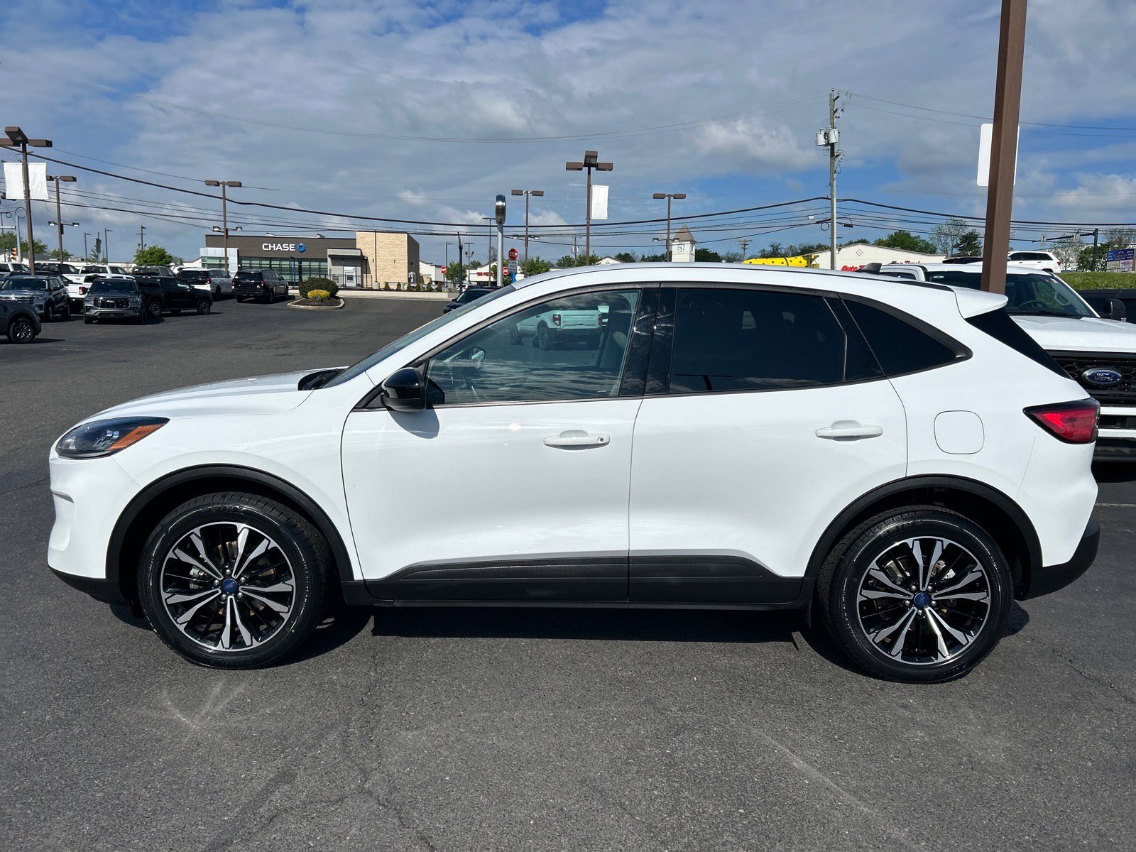 Certified 2022 Ford Escape SE w/ SE Sport Appearance Package AWD/4WD image 4