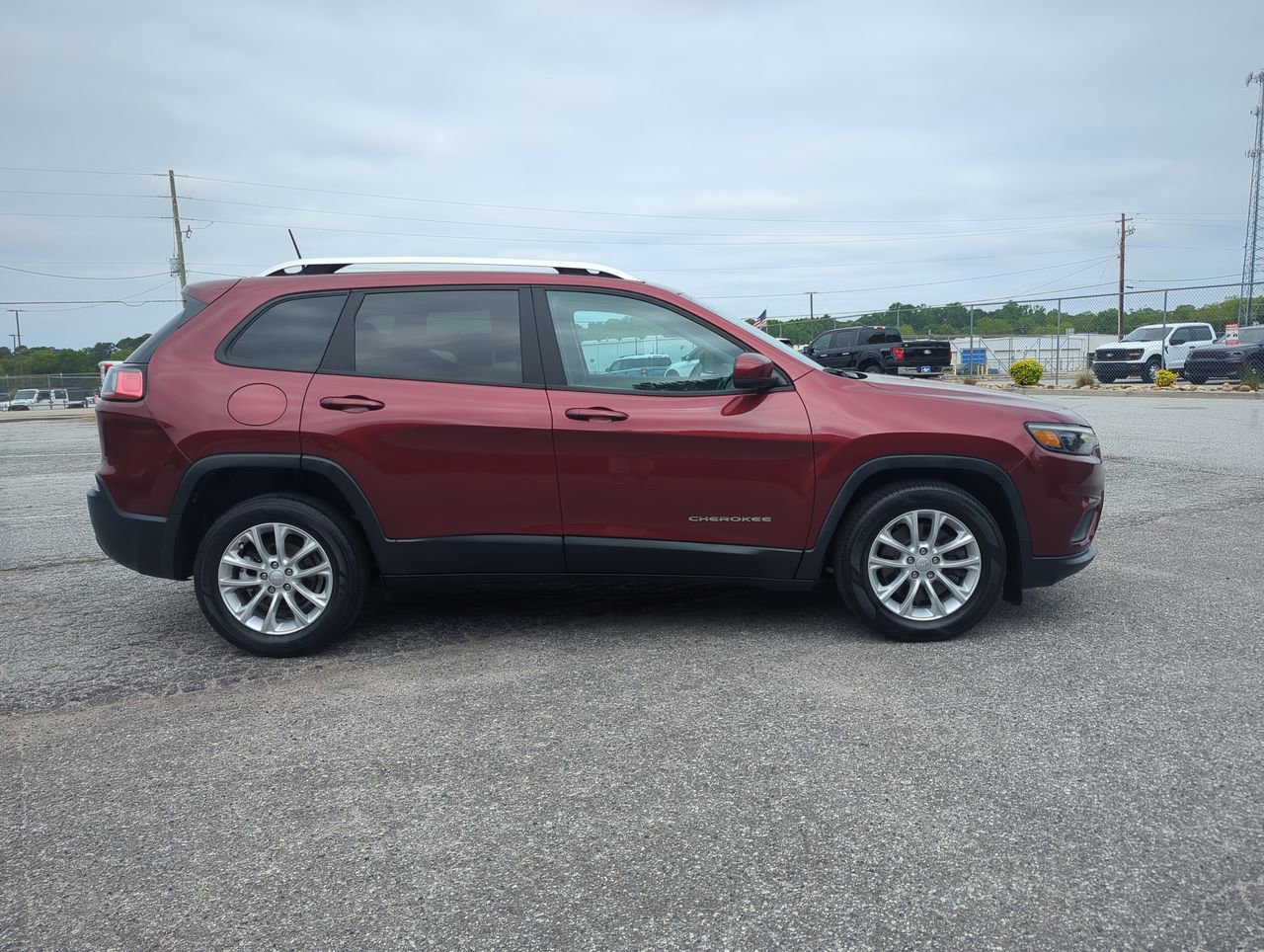 Used 2020 Jeep Cherokee Latitude FWD image 2