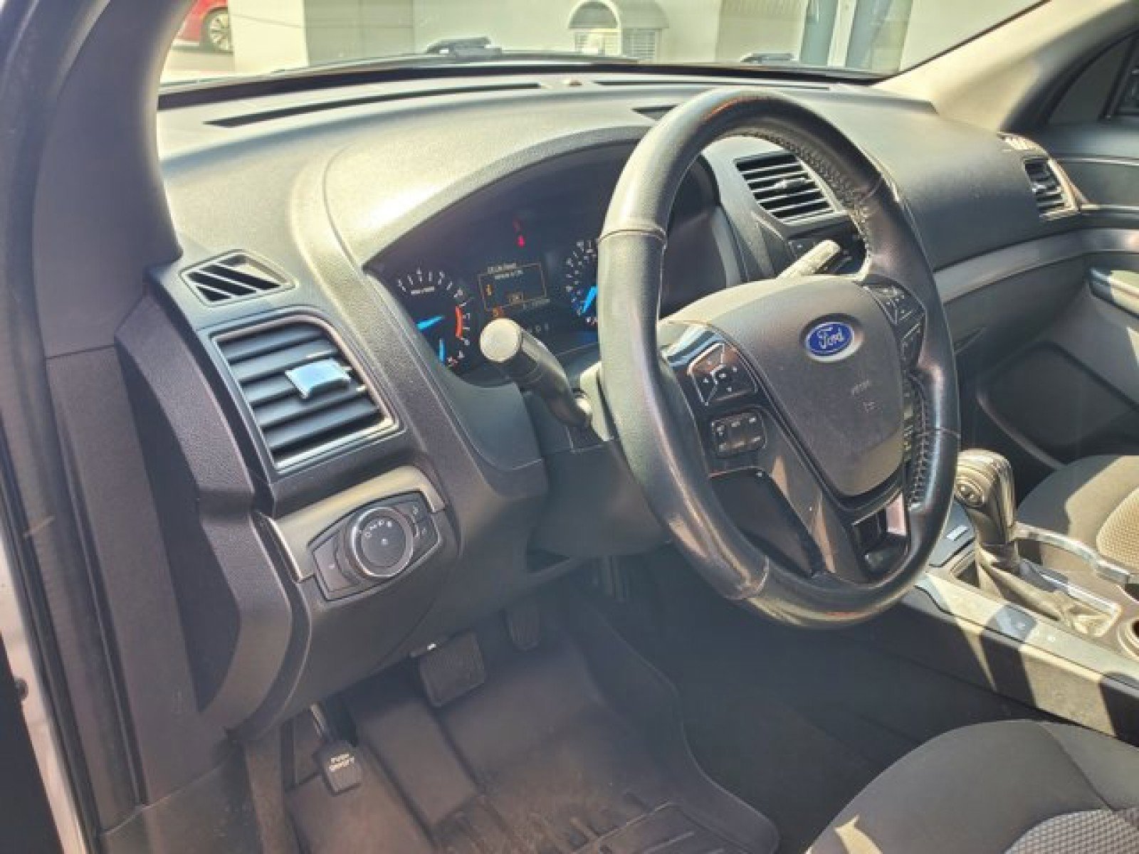 Certified 2018 Ford Explorer XLT FWD image 9