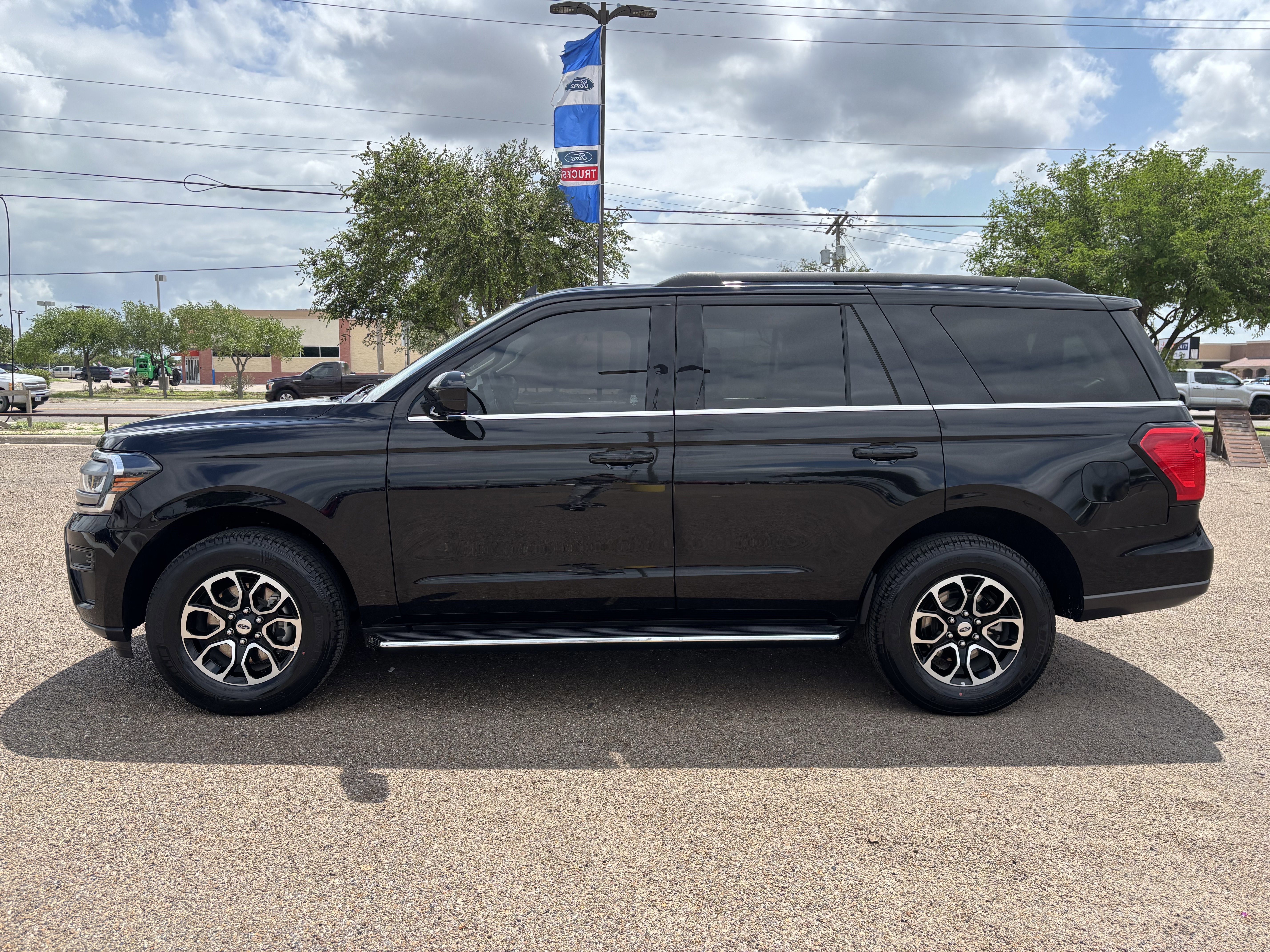 Certified 2023 Ford Expedition XLT RWD image 3