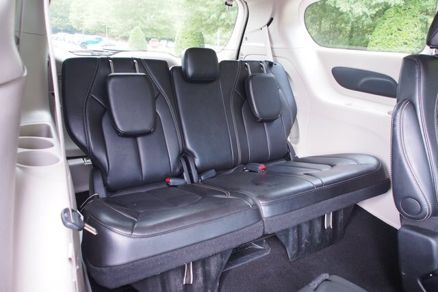 Used 2024 Chrysler Pacifica Touring-L FWD image 16