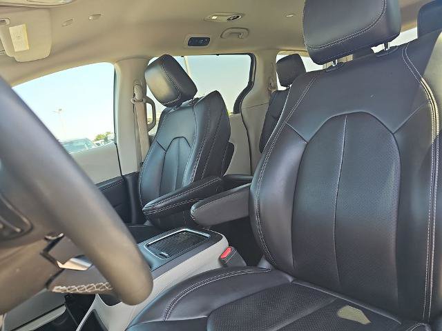 Used 2023 Chrysler Pacifica Touring-L FWD image 15