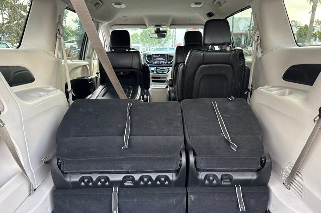 Used 2023 Chrysler Pacifica Touring-L image 18