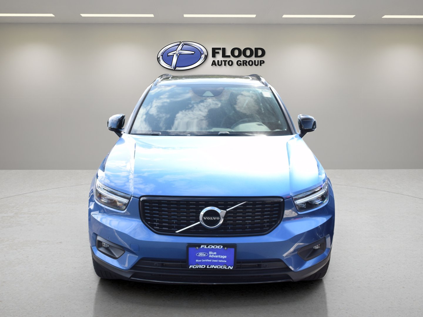 Used 2019 Volvo XC40 T5 R-Design AWD/4WD image 2