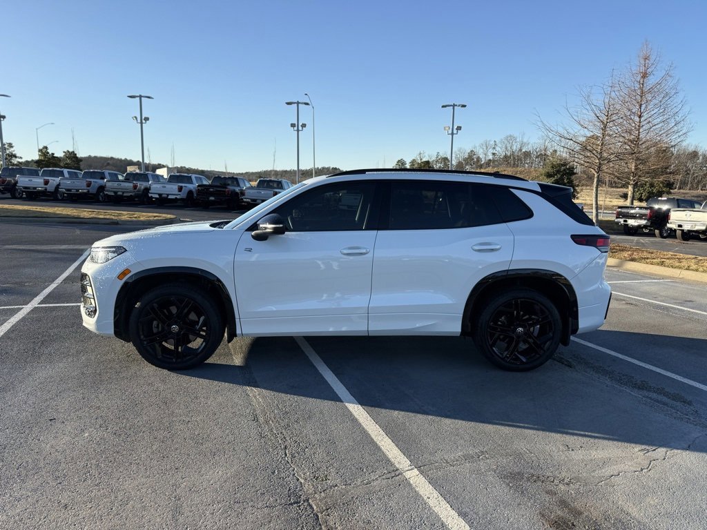 Used 2025 Volkswagen Tiguan SE R-Line image 2