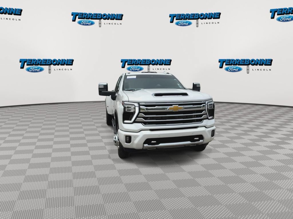 Used 2024 Chevrolet Silverado 3500 High Country w/ High Country Premium Package AWD/4WD image 3