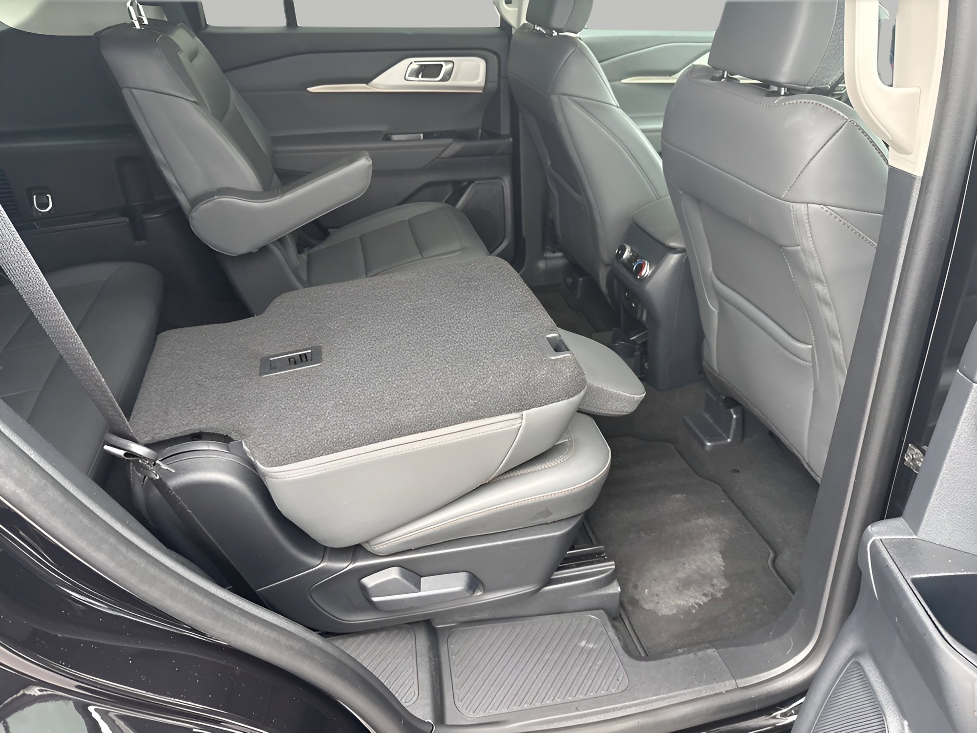 Certified 2025 Ford Explorer Active w/ Active Comfort Package image 17