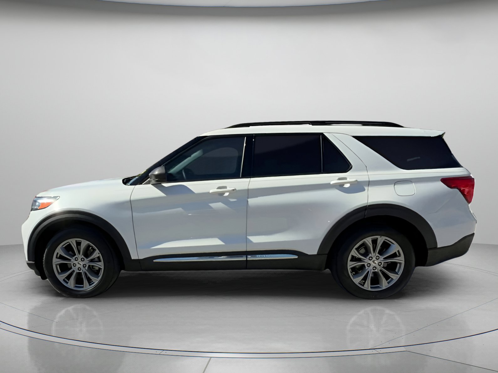 Certified 2022 Ford Explorer XLT w/ Equipment Group 202A image 15