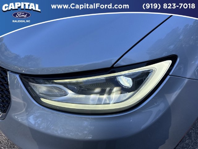 Used 2024 Chrysler Pacifica Touring-L FWD image 11