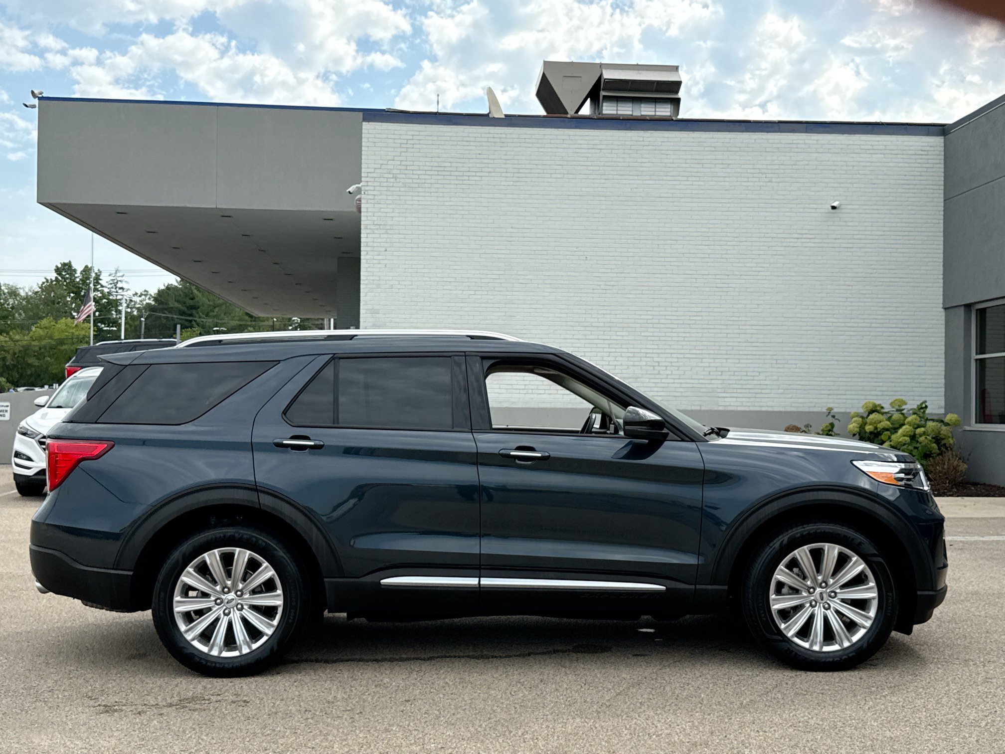 Certified 2023 Ford Explorer Limited w/ Equipment Group 301A AWD/4WD image 8