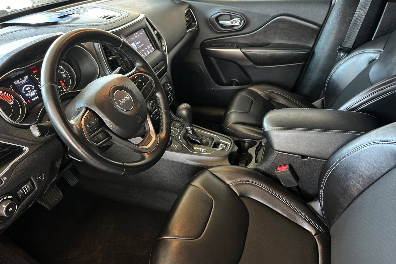 Used 2020 Jeep Cherokee Latitude Plus w/ Comfort/Convenience Group AWD/4WD image 9