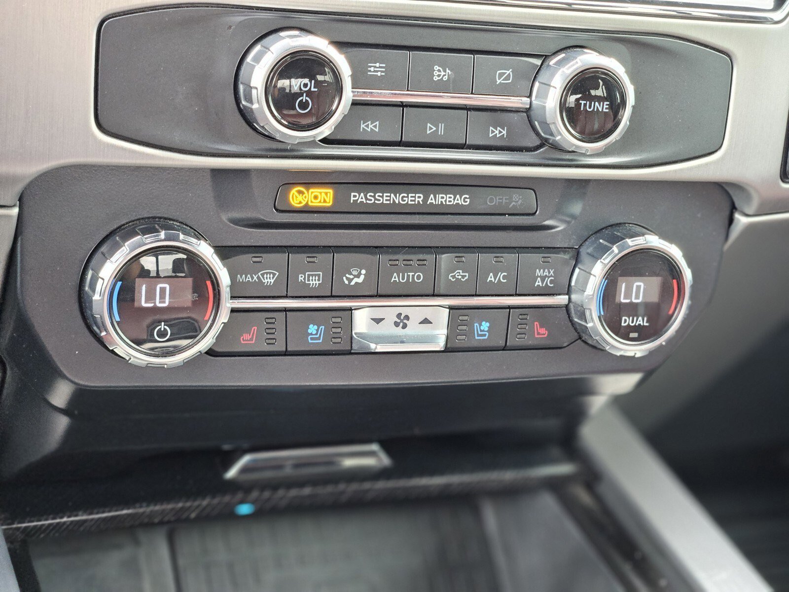 Certified 2022 Ford F250 Platinum w/ FX4 Off-Road Package image 24