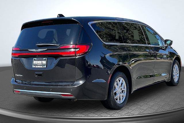 Used 2023 Chrysler Pacifica Touring-L FWD image 2