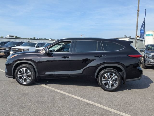Used 2021 Toyota Highlander XLE AWD/4WD image 6