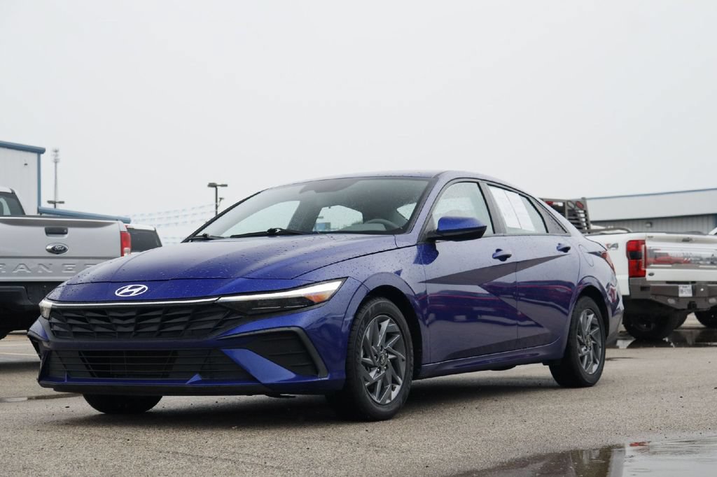 Used 2024 Hyundai Elantra SEL FWD image 2