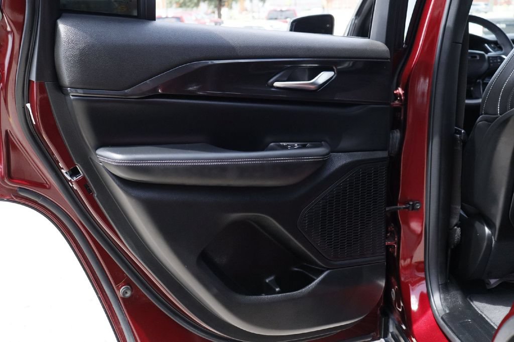 Used 2023 Jeep Grand Cherokee Laredo RWD image 24