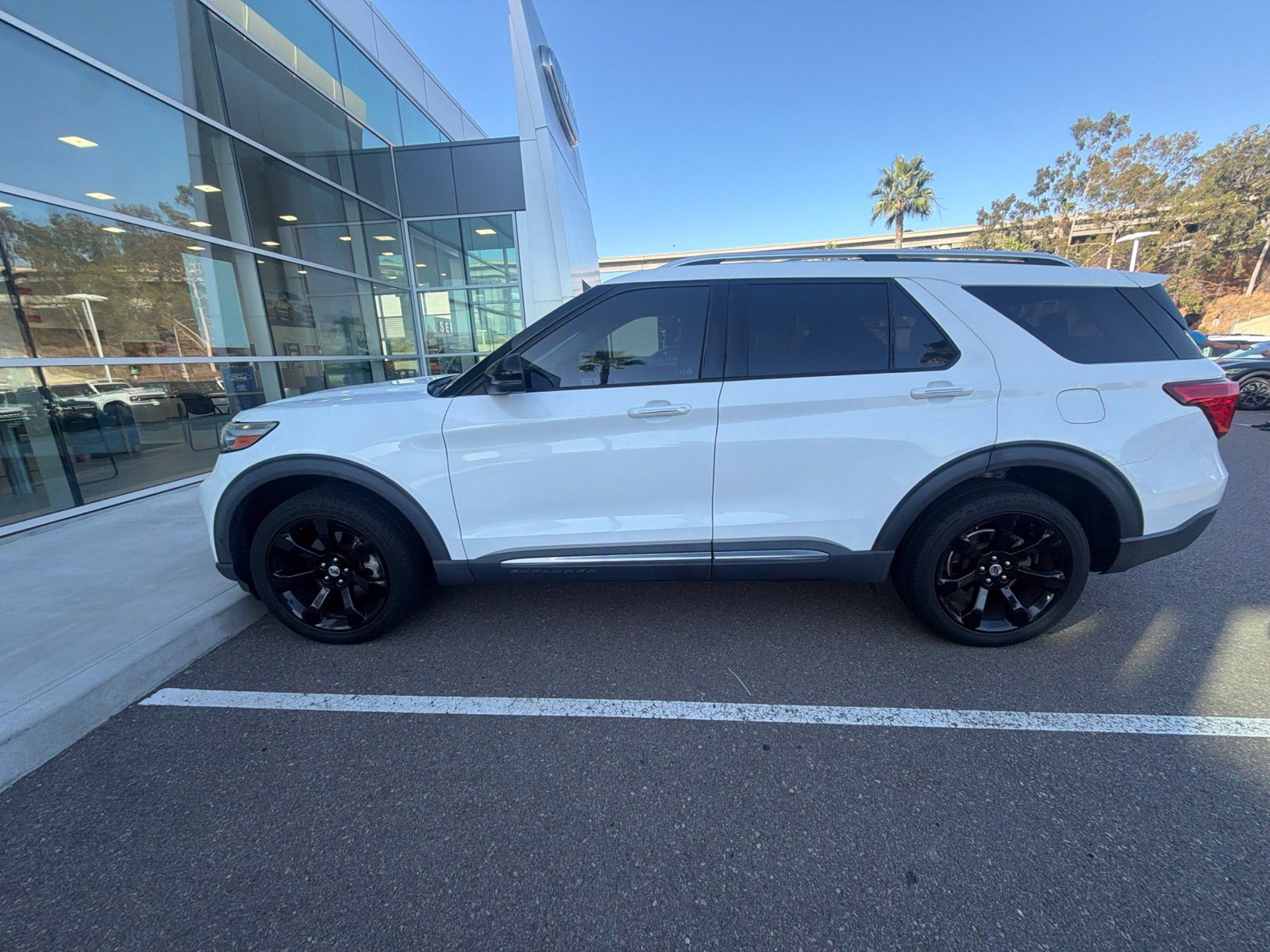 Certified 2020 Ford Explorer Platinum w/ Premium Technology Package AWD/4WD image 10