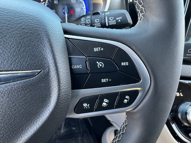 Used 2023 Chrysler Pacifica Touring-L image 24