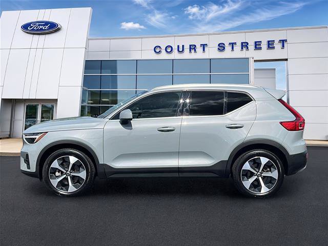 Used 2025 Volvo XC40 B5 Plus AWD/4WD image 8