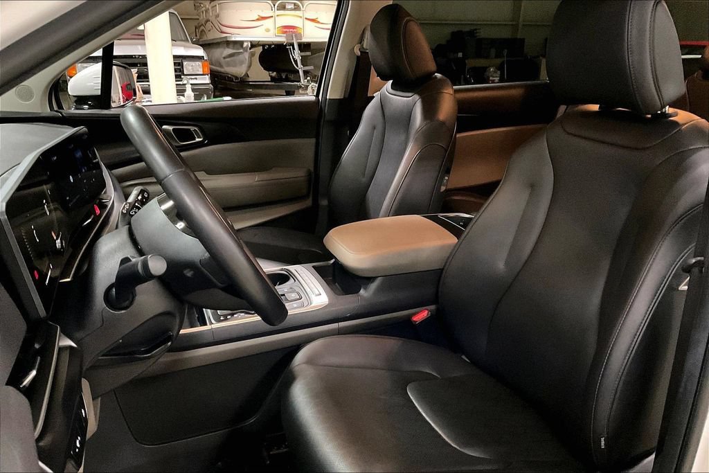 Used 2025 Kia Carnival FWD image 23