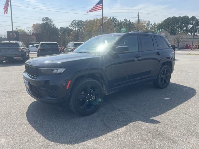 Used 2023 Jeep Grand Cherokee Altitude image 2