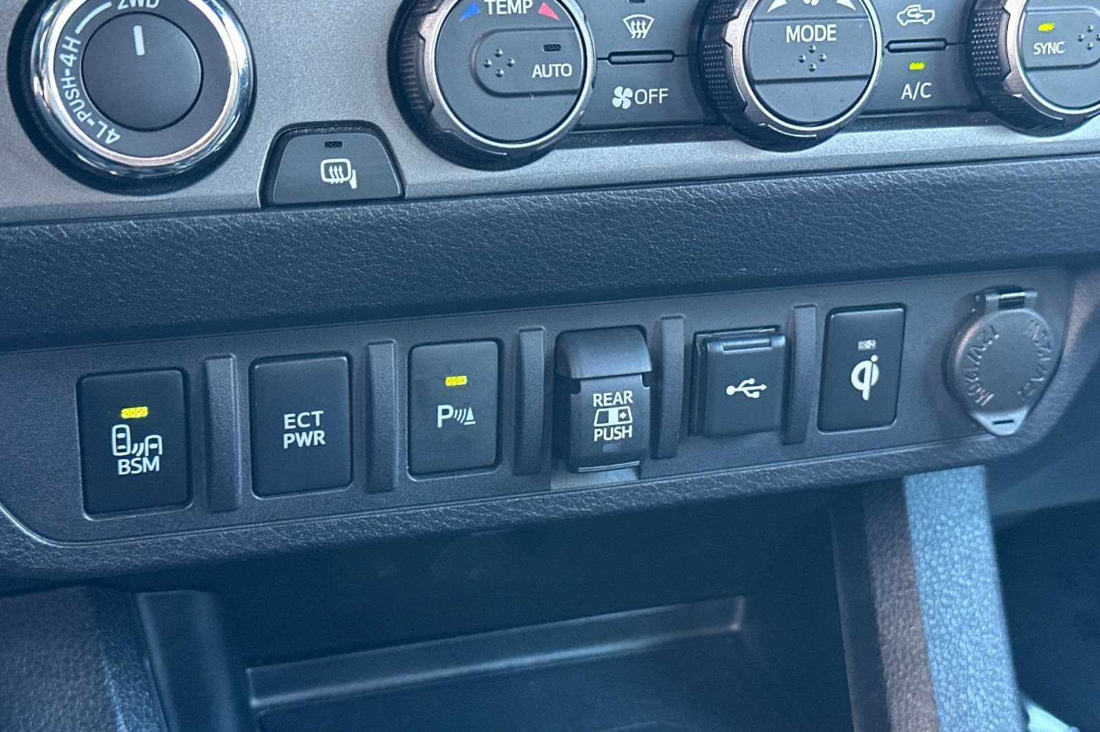 Used 2023 Toyota Tacoma TRD Off-Road w/ Technology Package AWD/4WD image 30