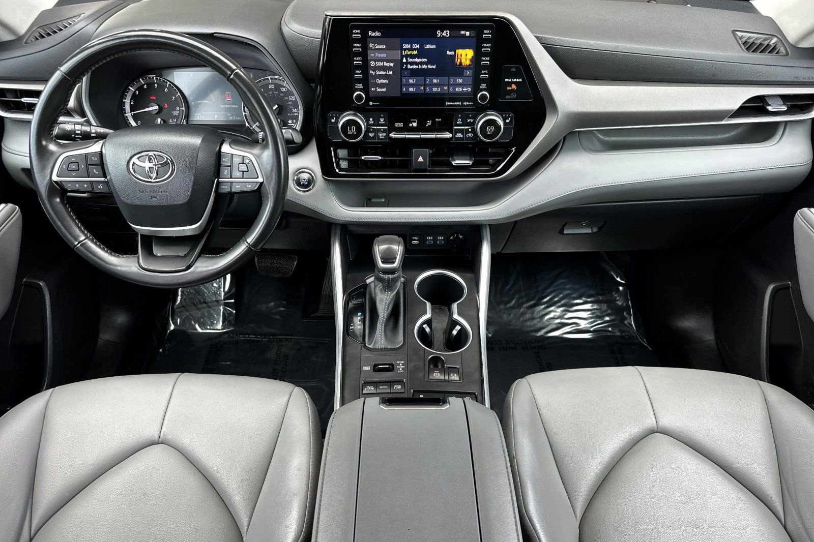 Used 2022 Toyota Highlander XLE AWD/4WD image 9