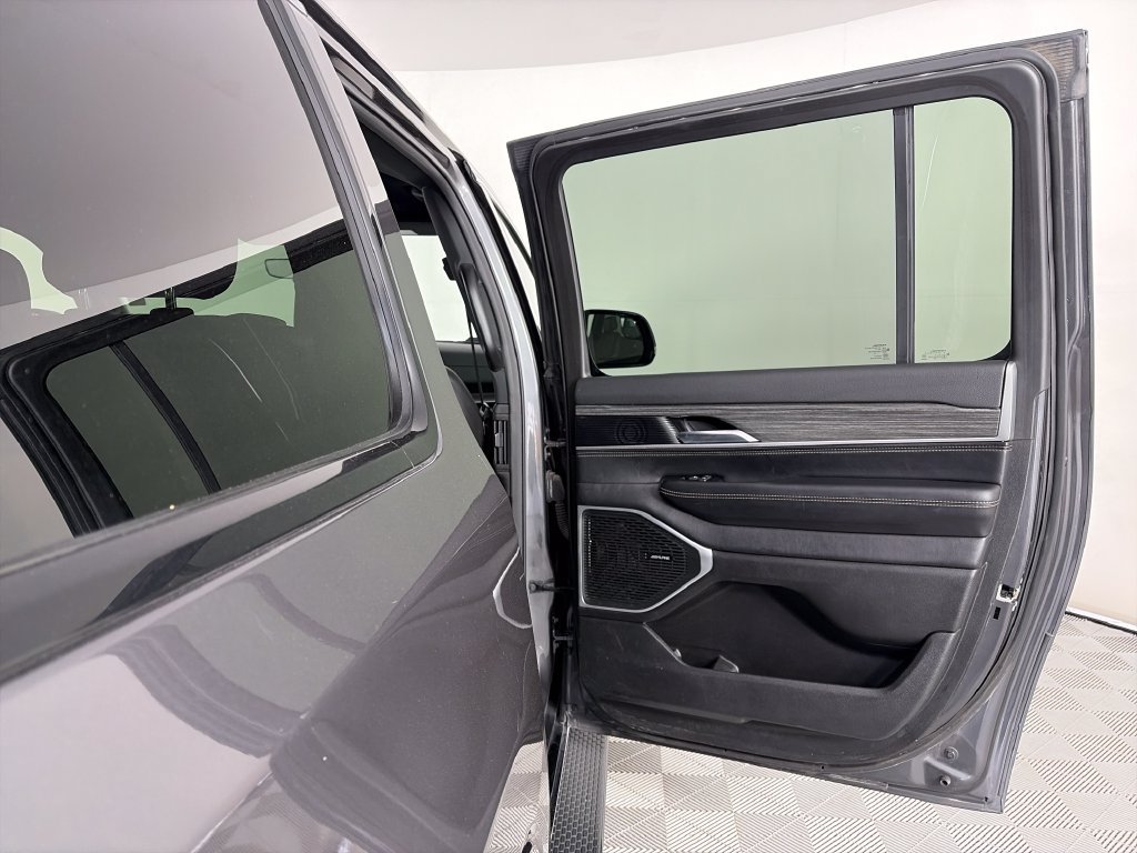 Used 2024 Jeep Wagoneer L Series II AWD/4WD image 28