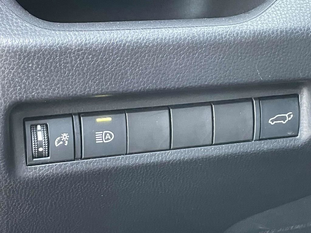 Used 2020 Toyota RAV4 XLE Premium image 19