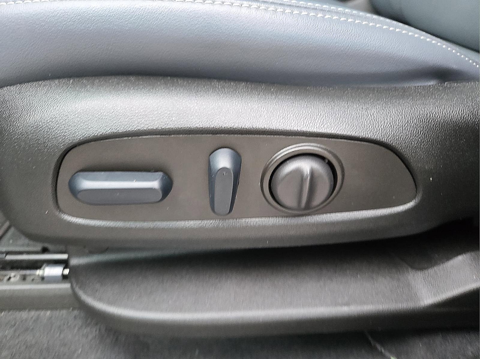 Used 2024 Buick Enclave Essence image 16