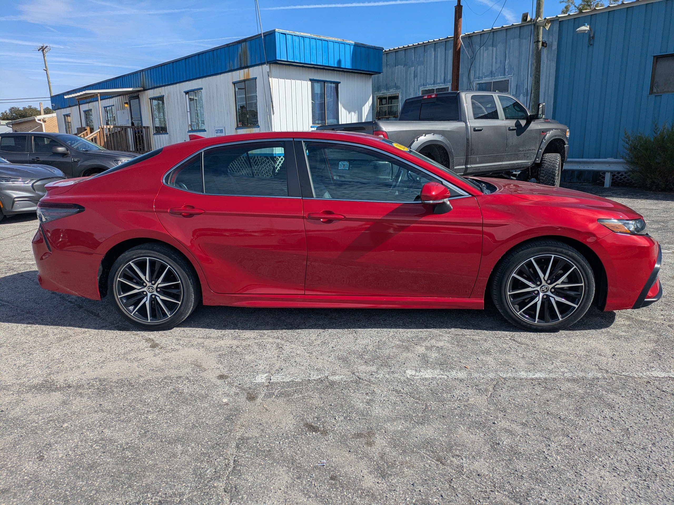 Used 2023 Toyota Camry SE image 6